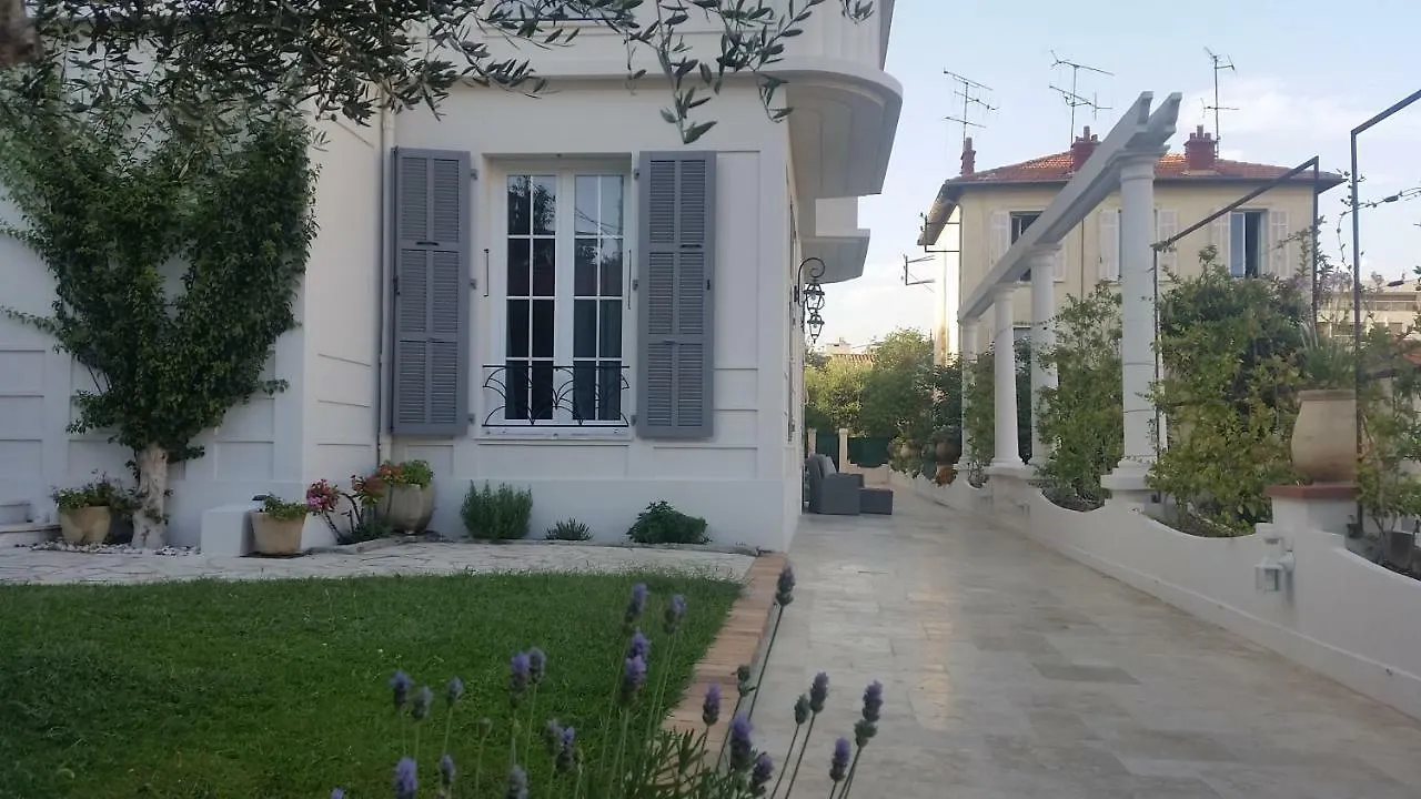 B&B Villa Blanche Cannes 2*,  France